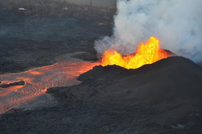 Lava fountains at Hawai'i Volcanoes National Park/USGS Lava fountains at Hawai'i Volcanoes National Park/USGS