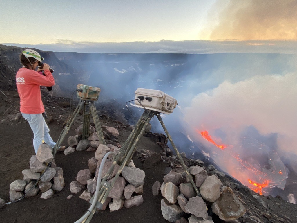 Dawn arrives at Kīlauea's summit, where scientists are monitoring the new eruption within Kīlauea caldera. Since Dec 20 (~9:30 pm), 3 fissure vents on the wall Halemaʻumaʻu crater have fed lava into a growing lava lake.