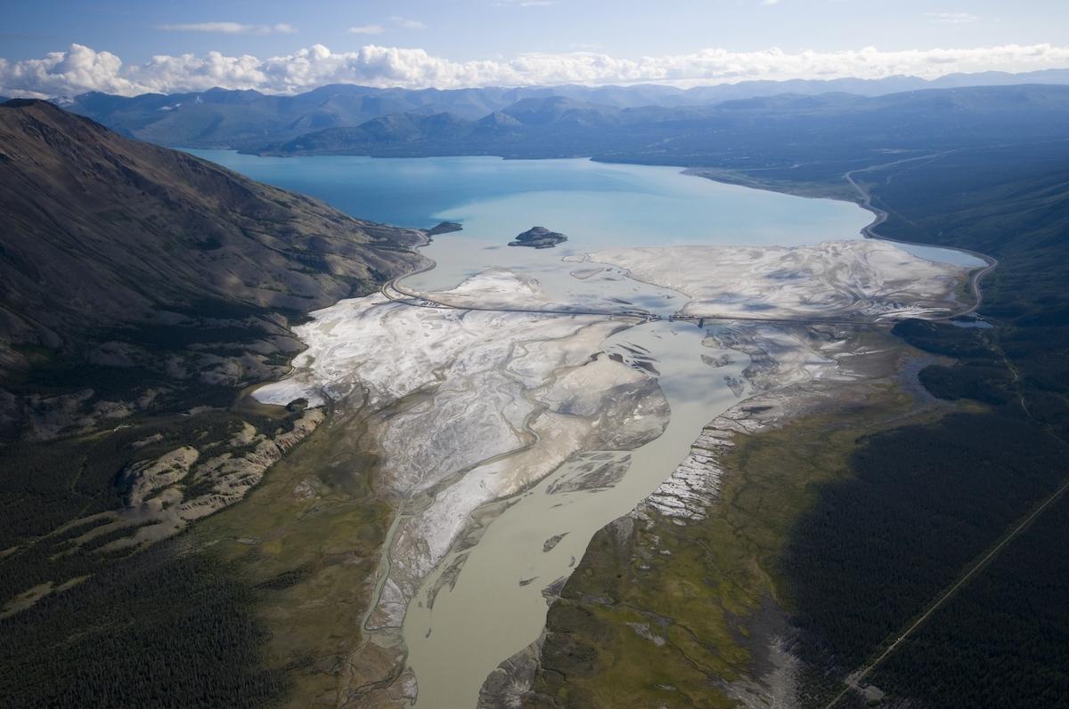 Kluane Lake at the outfall of Ä’äy Chù before the river piracy occurred. Note the island surrounded by water.