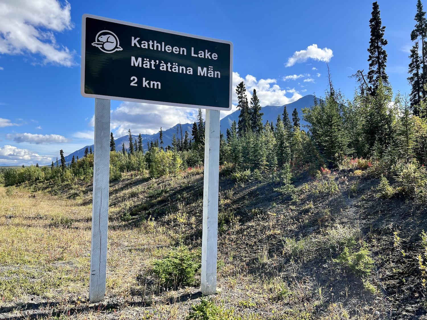 The sign for Mät’àtäna Män (Kathleen Lake) incorporates the Southern Tutchone language with English.