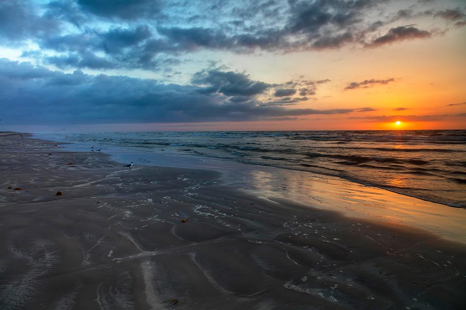 Sunrise at the beach, Padre Island National Seashore / Rebecca Latson