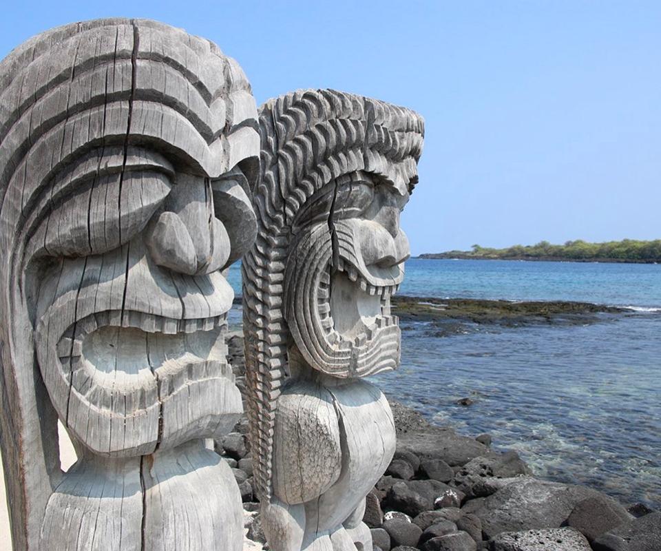 Fierce-looking statues at Puʻuhonua o Hōnaunau National Historical Park / NPS